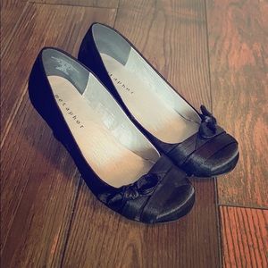 Round toe black heels- size 7